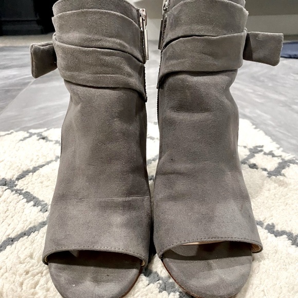 9 West heeled zip booties with bow - Picture 5 of 9